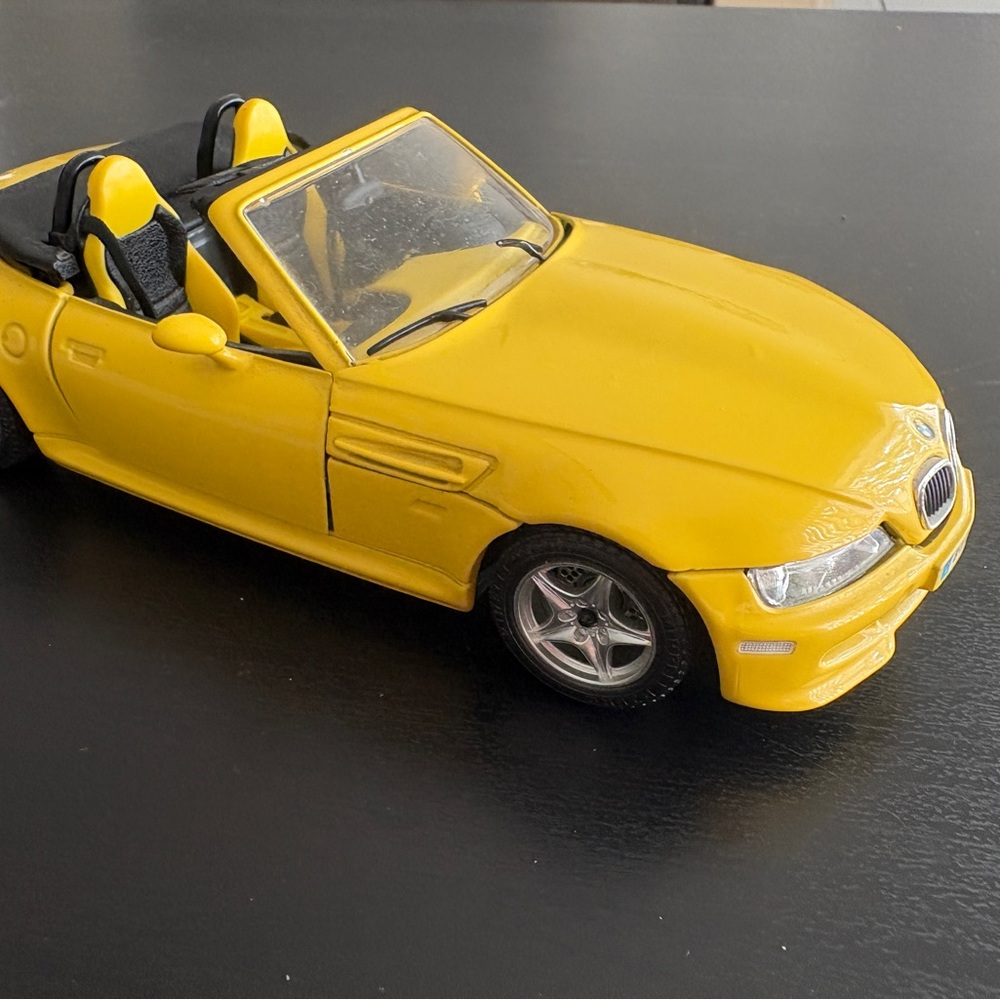 1996 Burago 1:24 BMW Z3 M Roadster Yellow Diecast Car with Opening Doors & Hood